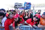 Foto zur News: Fans von Lewis Hamilton (Ferrari)