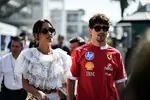 Foto zur News: Alexandra Saint Mleux mit Charles Leclerc (Ferrari)