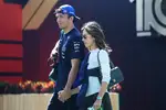 Foto zur News: Alexander Albon (Williams) mit Lily Muni He