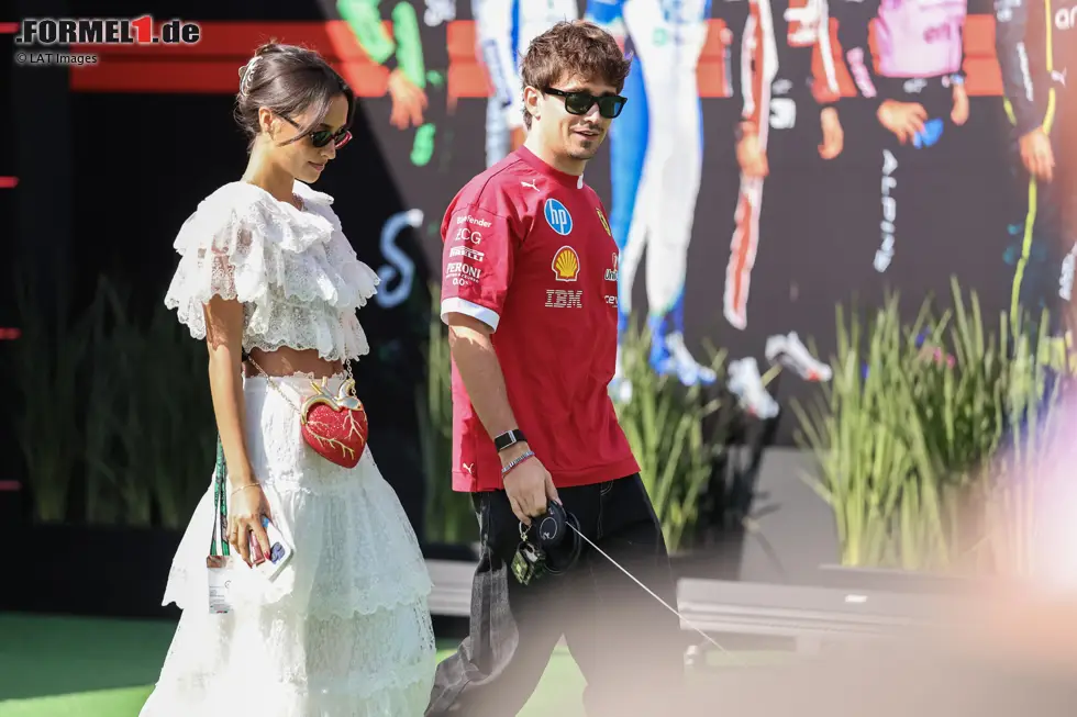 Foto zur News: Alexandra Saint Mleux und Charles Leclerc (Ferrari)