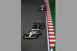 Foto zur News: Liam Lawson (Racing Bulls), George Russell (Mercedes) und Oliver Bearman (Haas)