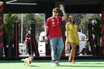 Foto zur News: Charles Leclerc (Ferrari) mit Alexandra Saint Mleux und Hund Leo