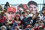Foto zur News: Fans von Lewis Hamilton (Ferrari) und Lando Norris (McLaren)