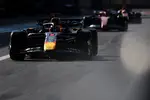 Foto zur News: Max Verstappen (Red Bull) und Charles Leclerc (Ferrari)