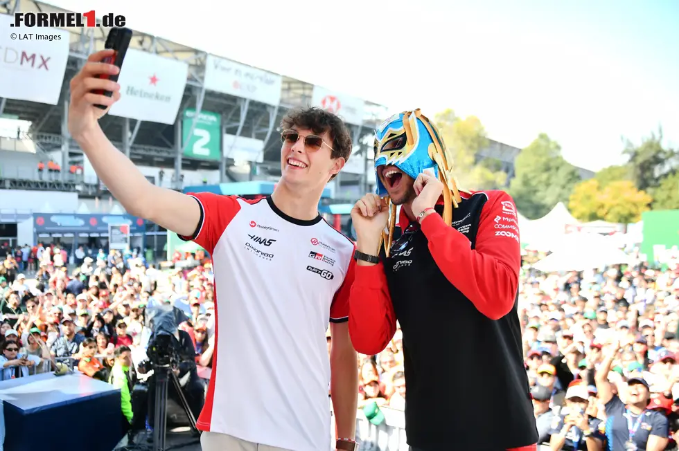 Foto zur News: Oliver Bearman (Haas) und Esteban Ocon (Haas)