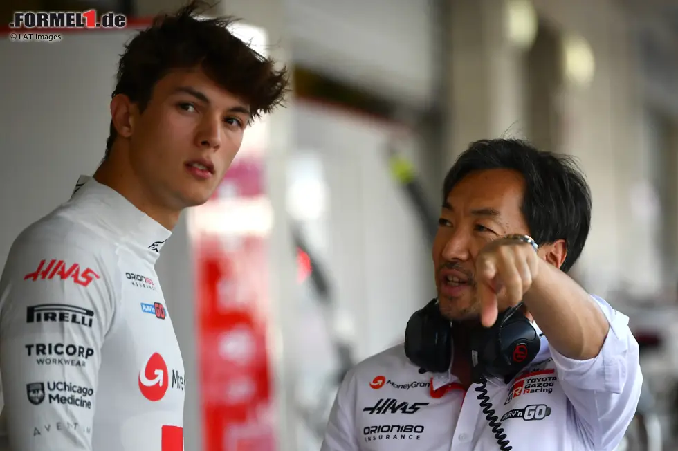 Foto zur News: Oliver Bearman (Haas) mit Ayao Komatsu