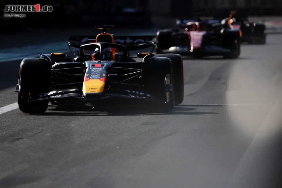 Foto zur News: Max Verstappen (Red Bull) und Charles Leclerc (Ferrari)