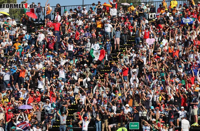 ~Formel-1-Fans in Mexiko~ Foto zur News: Formel-1-Liveticker: Chronologie des Mexiko-Samstags
