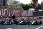 Foto zur News: Oliver Bearman (Haas), Oscar Piastri (McLaren) und Max Verstappen (Red Bull)
