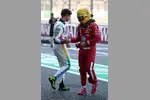 Foto zur News: Lando Norris (McLaren) und Lewis Hamilton (Ferrari)