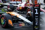 Foto zur News: Lando Norris (McLaren) und Lewis Hamilton (Ferrari)