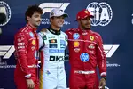 Foto zur News: Lando Norris (McLaren), Charles Leclerc (Ferrari) und Lewis Hamilton (Ferrari)