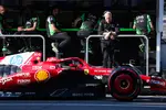 Foto zur News: Charles Leclerc (Ferrari) mit Jonathan Wheatley (Sauber)