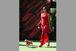 Foto zur News: Alexandra Saint Mleux, Lebensgefährtin von Charles Leclerc (Ferrari), mit Hund Leo