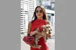 Foto zur News: Alexandra Saint Mleux, Lebensgefährtin von Charles Leclerc (Ferrari), mit Hund Leo