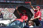 Foto zur News: Lewis Hamilton (Ferrari) und Charles Leclerc (Ferrari)