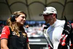Foto zur News: Laura Müller mit Esteban Ocon (Haas)