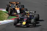 Foto zur News: Yuki Tsunoda (Red Bull) und Oscar Piastri (McLaren)