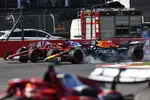 Foto zur News: Max Verstappen (Red Bull) und Lewis Hamilton (Ferrari)