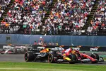 Foto zur News: Max Verstappen (Red Bull) und Lewis Hamilton (Ferrari)