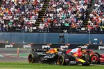 Foto zur News: Max Verstappen (Red Bull) und Lewis Hamilton (Ferrari)