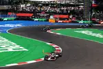Foto zur News: Oliver Bearman (Haas) und George Russell (Mercedes)