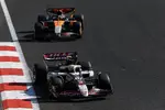 Foto zur News: Oliver Bearman (Haas) und Oscar Piastri (McLaren)