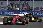 Foto zur News: Charles Leclerc (Ferrari) und Max Verstappen (Red Bull)