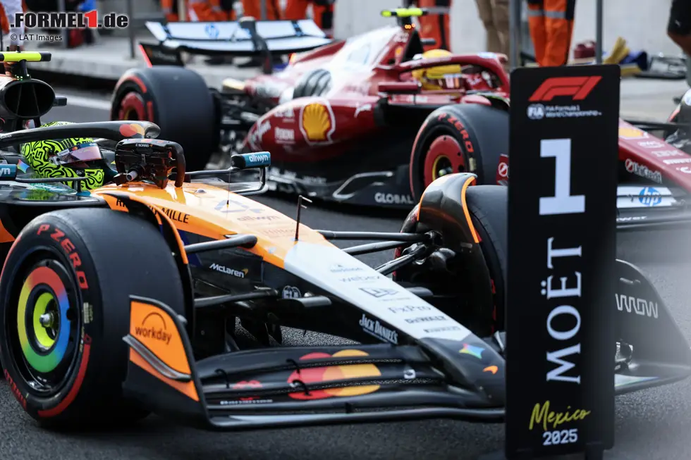 Foto zur News: Lando Norris (McLaren) und Lewis Hamilton (Ferrari)