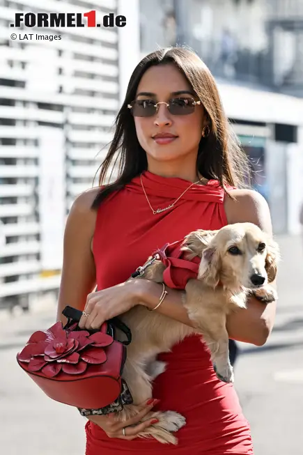 Foto zur News: Alexandra Saint Mleux, Lebensgefährtin von Charles Leclerc (Ferrari), mit Hund Leo