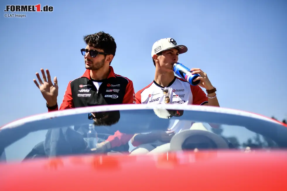 Foto zur News: Esteban Ocon (Haas) und Oliver Bearman (Haas)