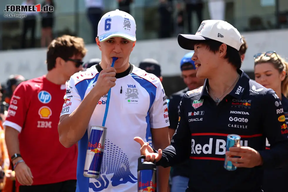 Foto zur News: Isack Hadjar (Racing Bulls) und Yuki Tsunoda (Red Bull)