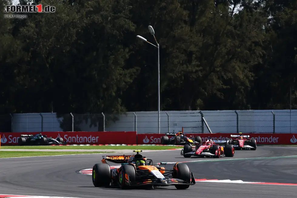 Foto zur News: Lando Norris (McLaren) und Charles Leclerc (Ferrari)