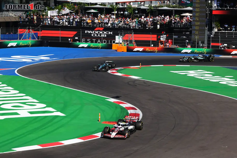 Foto zur News: Oliver Bearman (Haas) und George Russell (Mercedes)