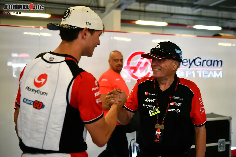 Foto zur News: Oliver Bearman (Haas) mit Gene Haas