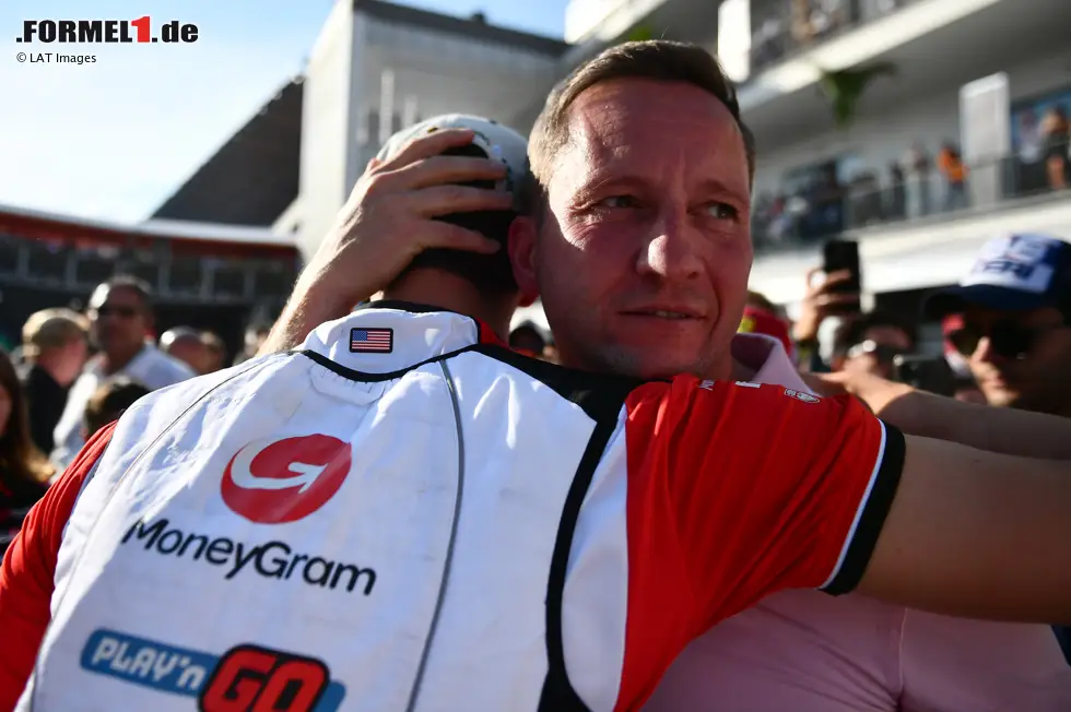 Foto zur News: Oliver Bearman (Haas) mit seinem Vater David Bearman