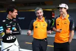 Foto zur News: Lando Norris (McLaren), Andrea Stella und Oscar Piastri (McLaren)