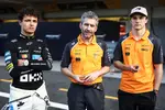 Foto zur News: Lando Norris (McLaren), Andrea Stella und Oscar Piastri (McLaren)