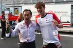 Foto zur News: Ayao Komatsu mit Oliver Bearman (Haas)