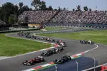 Foto zur News: Andrea Kimi Antonelli, Lewis Hamilton (Ferrari) und George Russell (Mercedes)