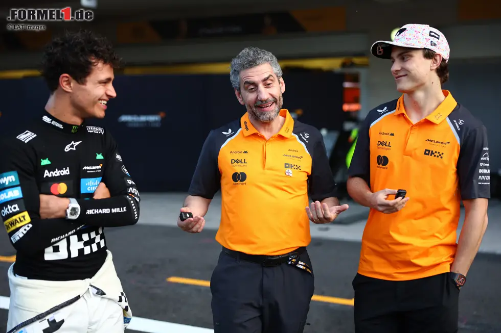 Foto zur News: Lando Norris (McLaren), Andrea Stella und Oscar Piastri (McLaren)