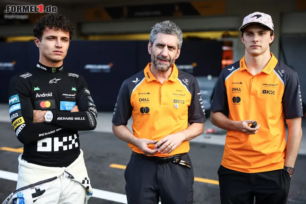 Foto zur News: Lando Norris (McLaren), Andrea Stella und Oscar Piastri (McLaren)