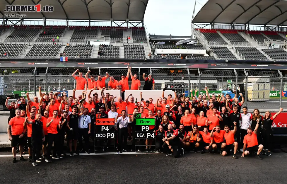 Foto zur News: Oliver Bearman (Haas) und Esteban Ocon (Haas)