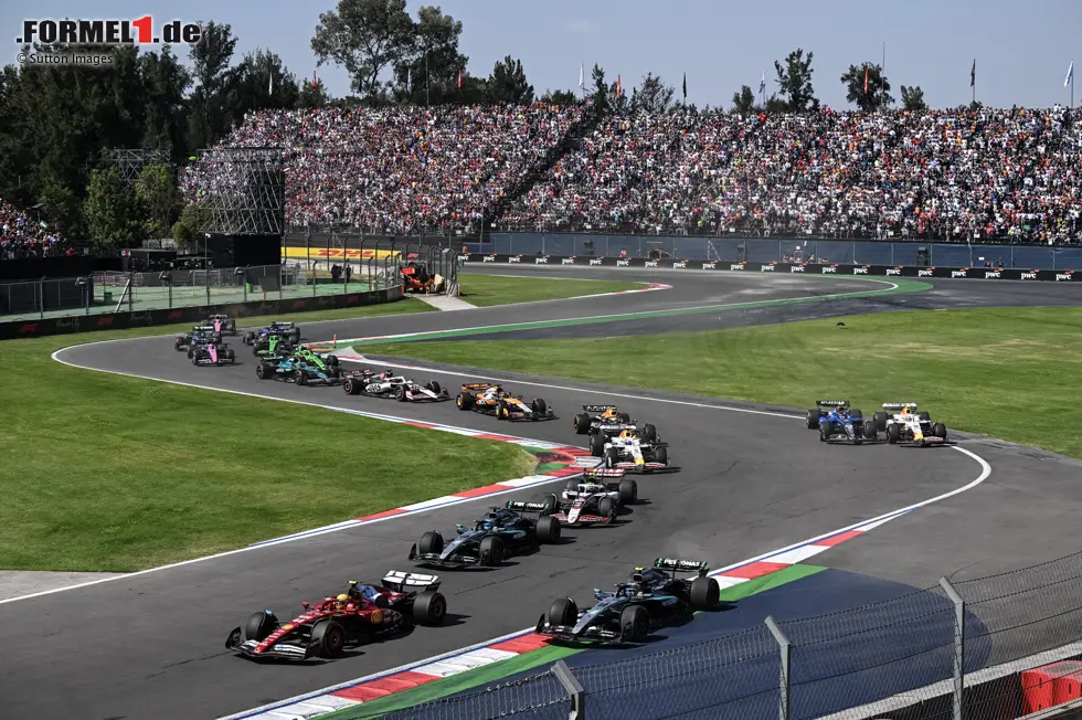 Foto zur News: Andrea Kimi Antonelli, Lewis Hamilton (Ferrari) und George Russell (Mercedes)