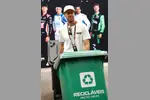 Foto zur News: Sebastian Vettel mit einer Mülltonne