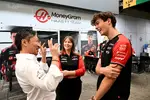 Foto zur News: Ayao Komatsu mit Oliver Bearman (Haas)