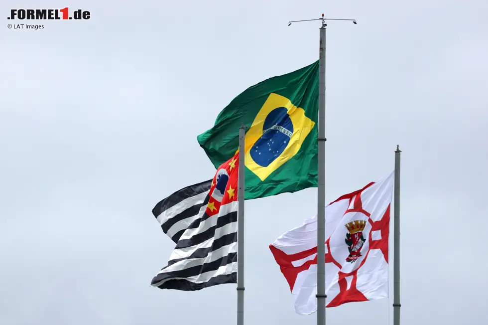Foto zur News: Nationalflagge von Brasilien mit den Flaggen von Stadt und Land Sao Paulo