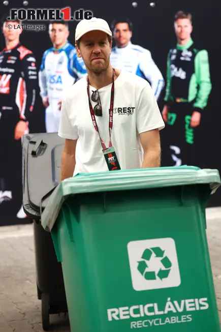 Foto zur News: Sebastian Vettel mit einer Mülltonne