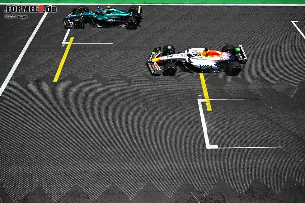 Foto zur News: Fernando Alonso (Aston Martin) und Isack Hadjar (Racing Bulls)