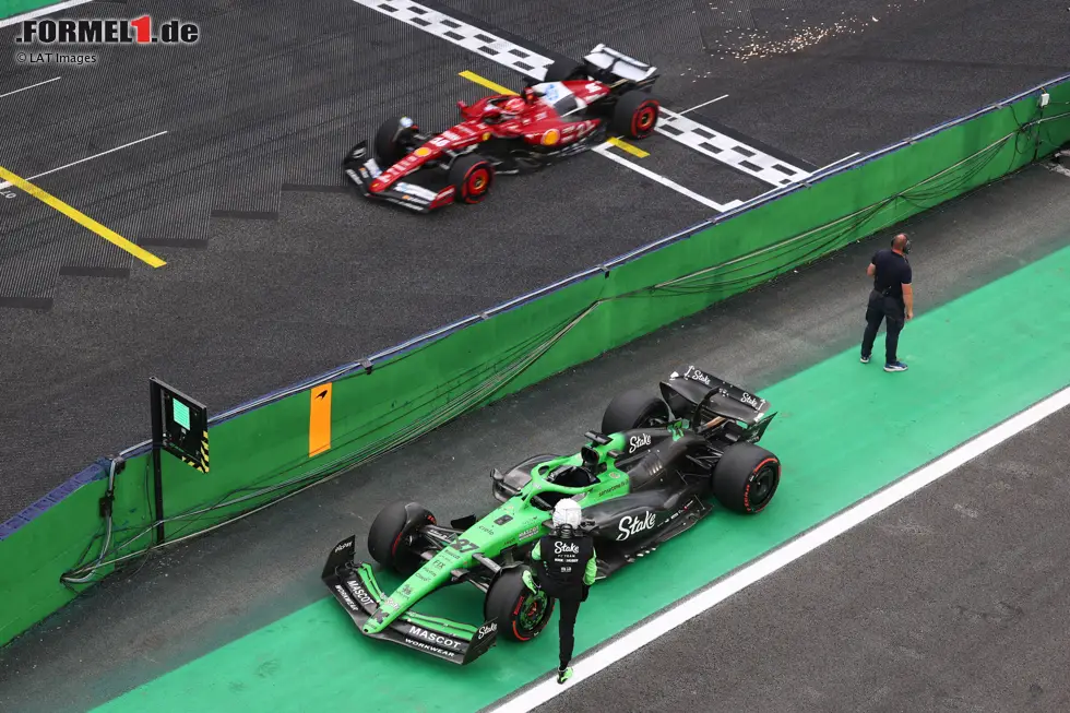 Foto zur News: Charles Leclerc (Ferrari) und Nico Hülkenberg (Sauber)